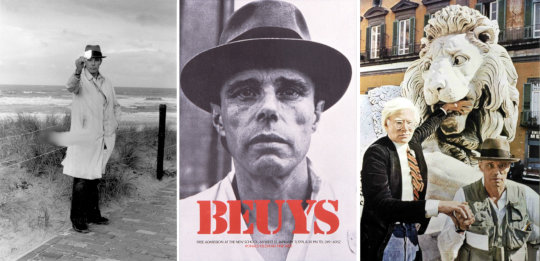 Joseph Beuys, Scheveningen, 1976. Foto, Rechte: Caroline Tisdall / Joseph-Beuys-Poster US-Vortragstournee, 1974. Rechte: Ronald Feldman Fine Arts, Quelle: <a href='https://commons.wikimedia.org/wiki/File:Beuys-Feldman-Gallery.jpg'>Wikimedia Commons</a>, Lizenz: <a href='https://creativecommons.org/licenses/by-sa/3.0/deed.en'>CC BY-SA 3.0</a> / Andy Warhol und Joseph Beuys in Neapel, 1980. Rechte: Mimmo Jodice and the CODA Museum, Quelle: <a href='https://commons.wikimedia.org/wiki/File:Warhol_and_Beuys_by_Jodice.tif'>Wikimedia Commons</a>, Lizenz: <a href='https://creativecommons.org/licenses/by/3.0/deed.en'>CC BY 3.0</a>